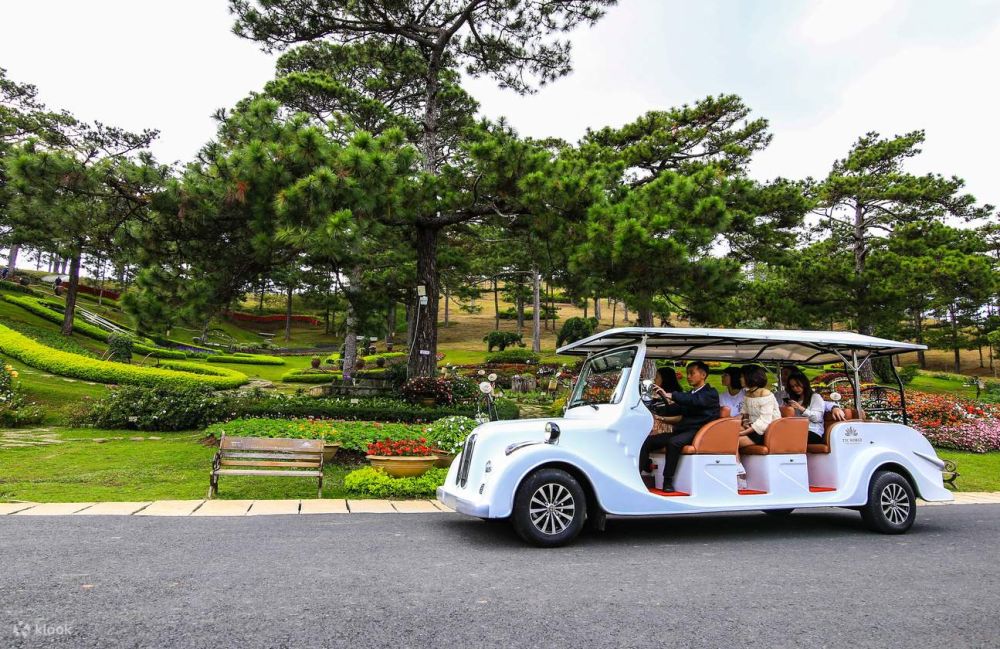 V&eacute; Thung lũng T&igrave;nh Y&ecirc;u c&oacute; nhiều mức gi&aacute; v&agrave; đều bao gồm dịch vụ xe điện vận chuyển để tham quan khu du lịch